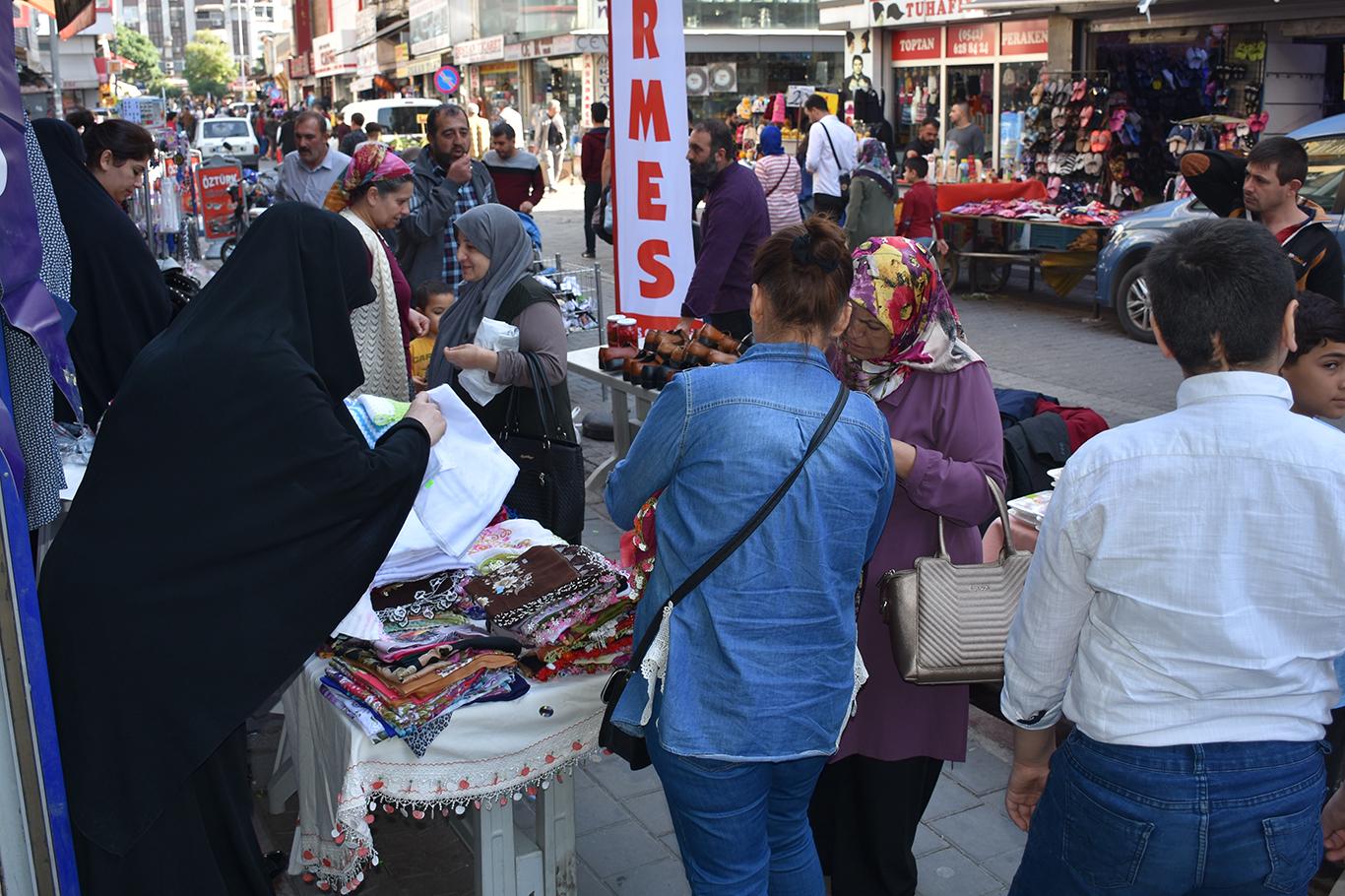 Adana’da MEKTEB-DER ihtiyaç sahibi öğrenciler yararına kermes düzenledi
